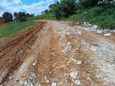 Prefeitura realiza manutenção de estrada na região da Fazendinha