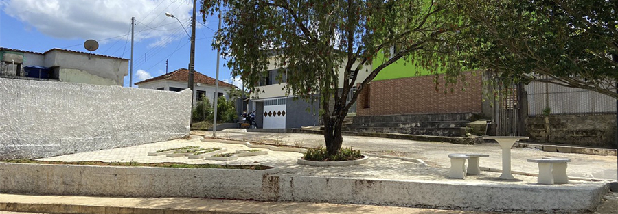 Prefeitura constrói praça em antigo canteiro e transforma o local