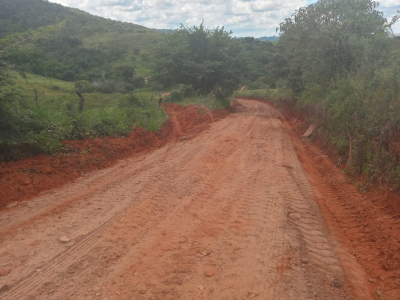 Estrada da região da Fazenda Floresta passa por manutenção