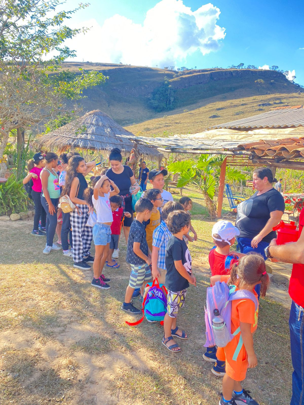 Participantes das Oficinas do CRAS visitam o Recanto Pé da Serra durante as férias