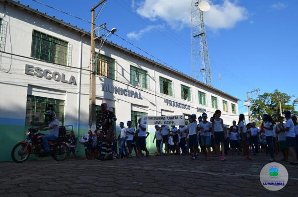 Alunos da Escola Municipal Francisco Diniz participam de passeata contra a dengue