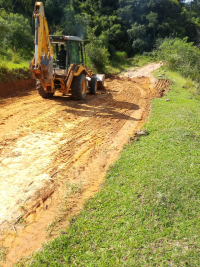 Prefeitura realiza manutenção de estrada na região do Santo Inácio