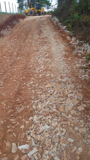 Prefeitura realiza manutenção de estrada na região do Canavial
