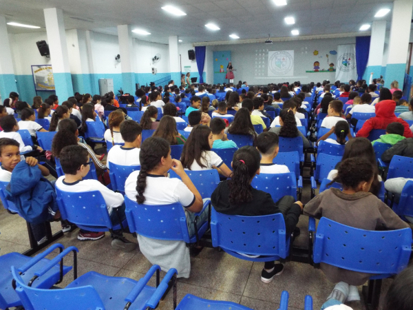 Professores da E. M. Francisco Diniz participam de hora cívica em homenagem às crianças