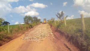 Prefeitura realiza manutenção de estrada na região do Marimbondo