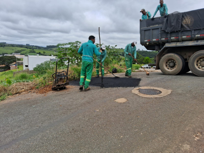 Prefeitura inicia mais uma operação tapa-buracos em Luminárias