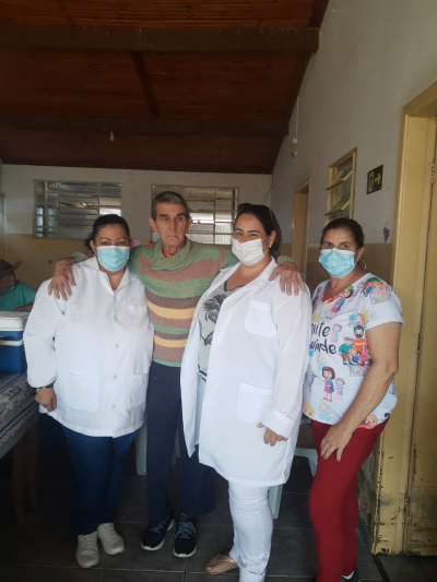Equipe da saúde realiza campanha contra a gripe em residências