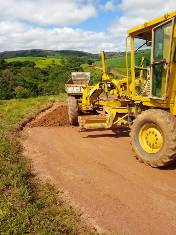 Prefeitura segue dando manutenção nas estradas rurais