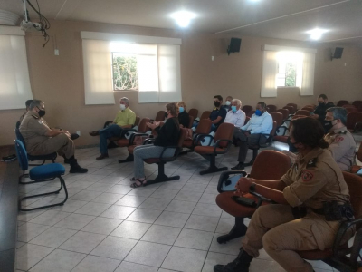 Prefeito de Luminárias se reúne com a Polícia Militar e prefeitos da região
