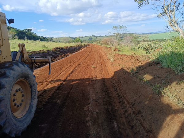 Prefeitura realiza manutenção de estradas na região do Santo Inácio