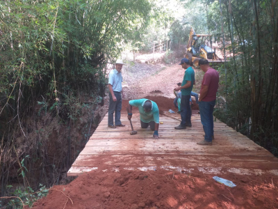 Prefeitura constrói nova ponte de madeira em trecho da zona rural