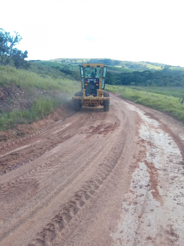 Prefeitura realiza manutenção de estrada nas regiões dos Monjolos, Dona Lair e Cristo