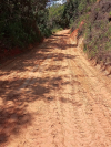Prefeitura realiza manutenção na estrada para Cruzília com remoção de rocha