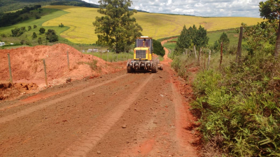 Equipe realiza manutenção na estrada que liga a Floresta ao Sobradinho