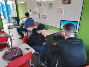 Luminarenses participam de curso de manutenção de computadores oferecido pela Prefeitura