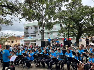 A Prefeitura de Luminárias, com o apoio da Banda Carmelitana Luminarense, organizou o III Encontro de Bandas da cidade.
