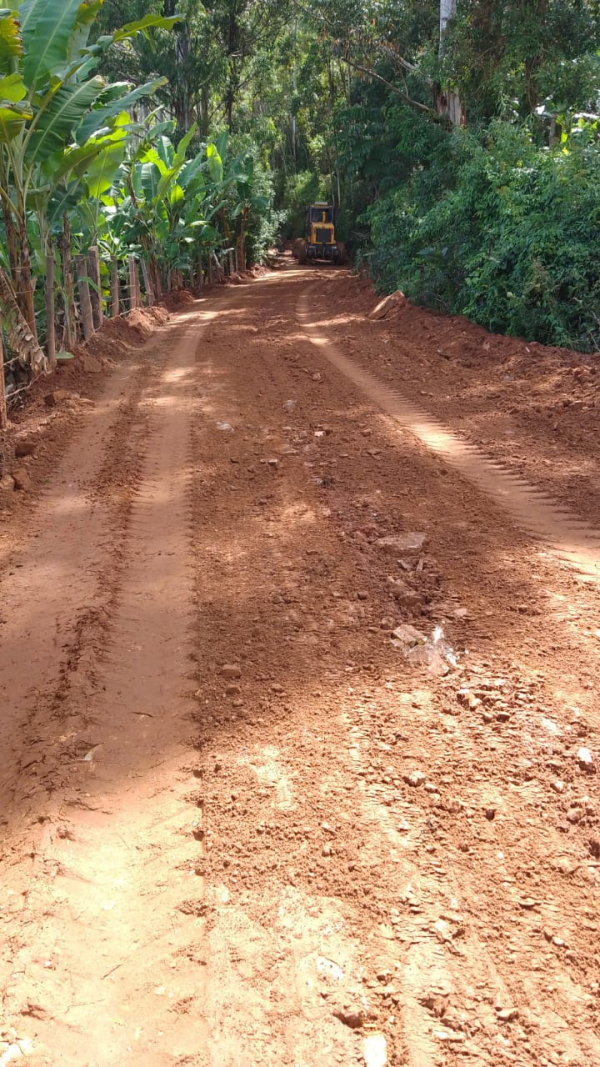 Prefeitura de Luminárias realiza manutenção de estrada próximo à Fazendinha