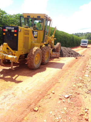 Equipe trabalha na manutenção das estradas que ligam as comunidades Canavial, Val e Palmital