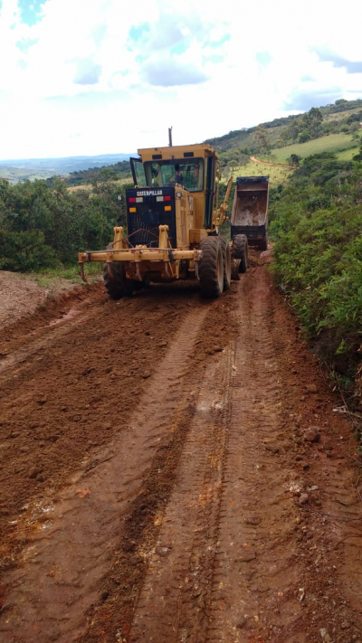 Estrada que liga a região do Mamono à Serra Grande recebe manutenção