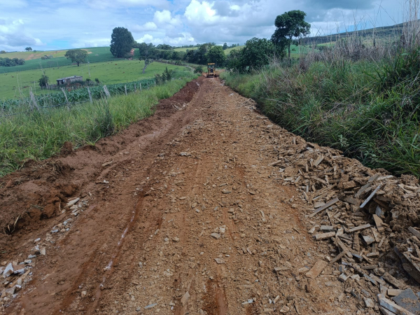 Prefeitura realiza manutenção de estrada na região da Serra Grande