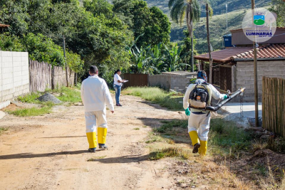 Vigilância em Saúde realiza bloqueio com inseticida após suspeita de dois casos de dengue em Luminárias