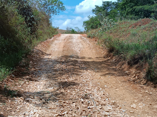 Equipe continua com manutenção das estradas rurais