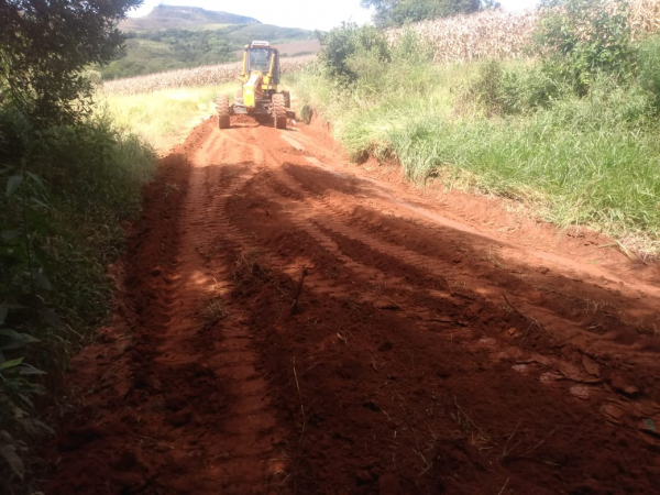 Prefeitura realiza manutenção em estrada rural do município