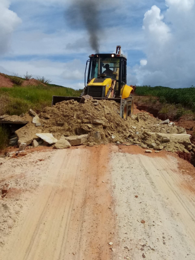 Equipe recupera trecho de estrada entre a Fazendinha, Floresta e o Sobradinho